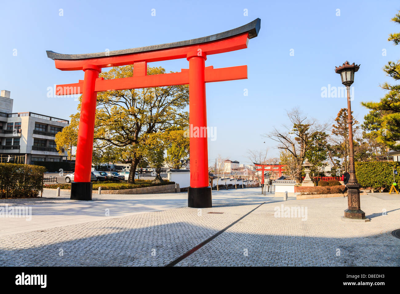 Torii di fronte fushimiinari taisha, Kyoto, Giappone Foto Stock