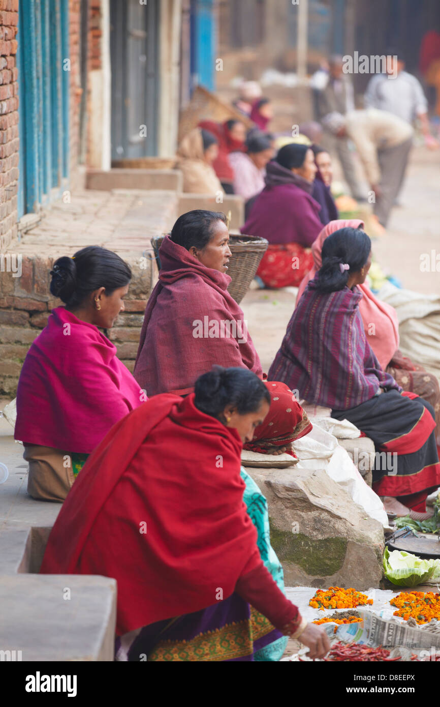 Le donne la vendita di verdura, Bhaktapur (Patrimonio Mondiale dell'UNESCO), la valle di Kathmandu, Nepal Foto Stock
