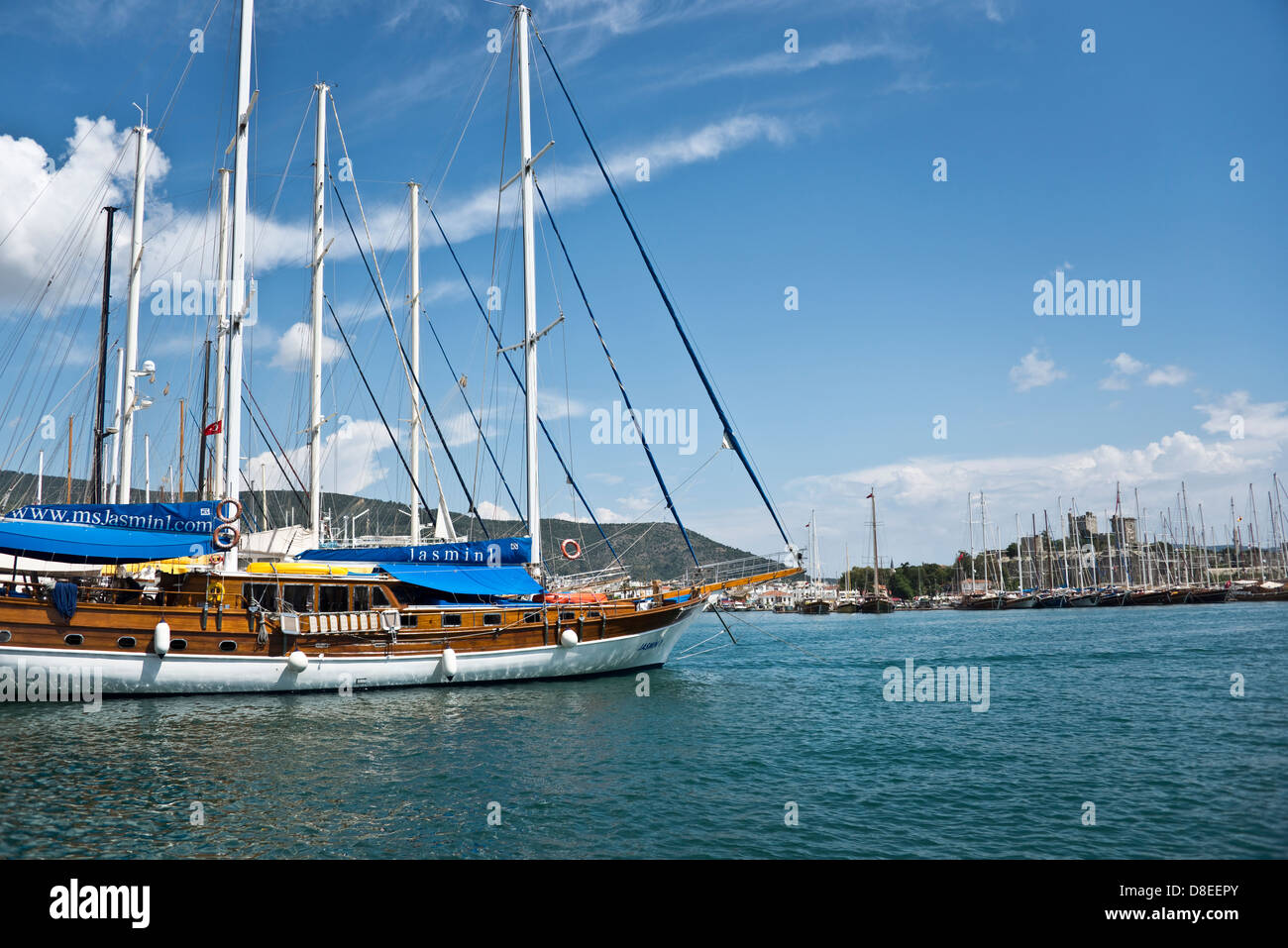 Barche a vela nel porto di Bodrum, castello di Bodrum in background, Turchia Foto Stock