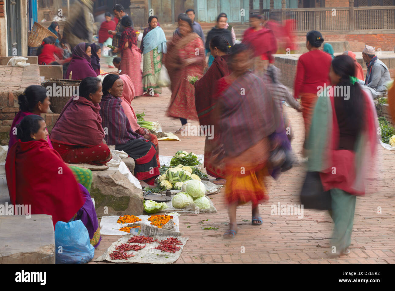 Le donne la vendita di verdura, Bhaktapur (Patrimonio Mondiale dell'UNESCO), la valle di Kathmandu, Nepal Foto Stock