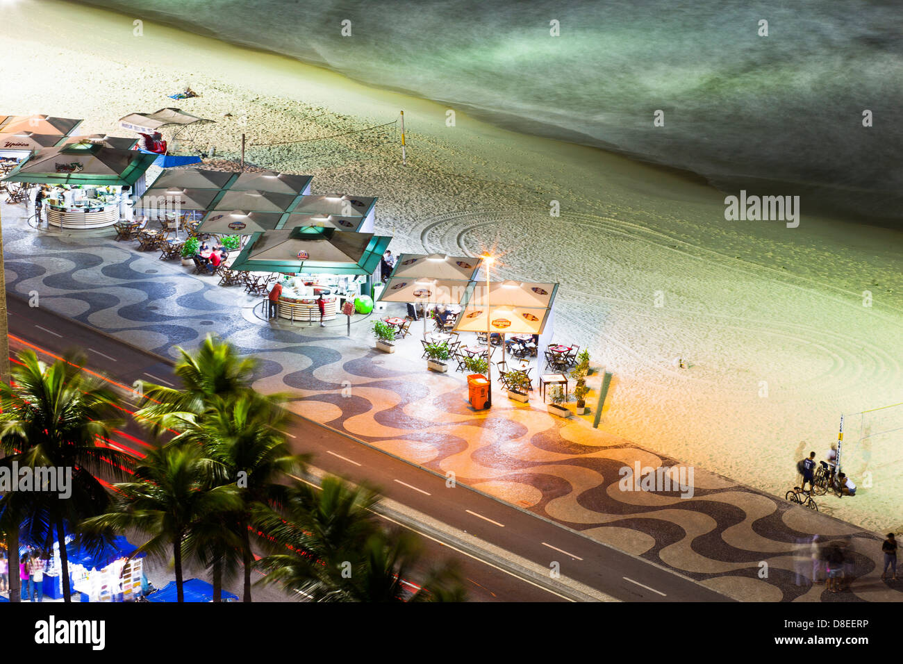 Stilizzata e chioschi standardizzati con ristoranti e bar sulla spiaggia di Copacabana marciapiede., Rio de Janeiro la vita notturna Brasile Foto Stock