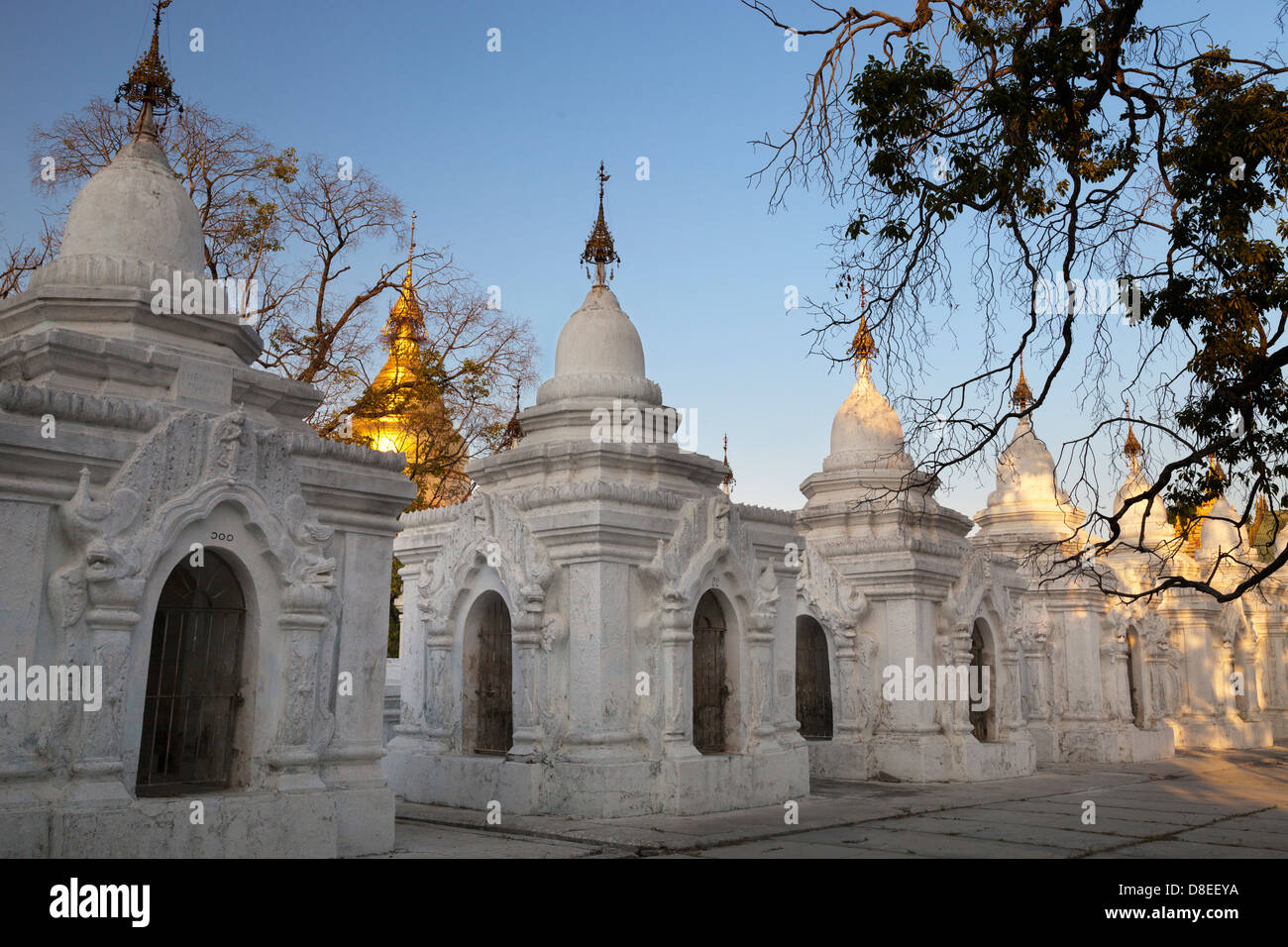 Fine luce alla Kuthodaw Pagoda di Mandalay, Myanmar 4 Foto Stock Fine luce alla Kuthodaw Pagoda di Mandalay, Myanmar 4 Foto Stock