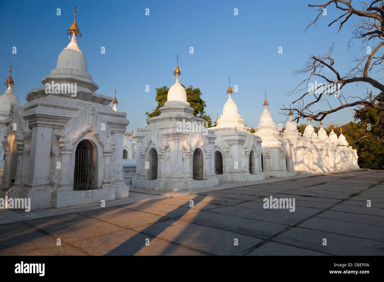 Fine luce alla Kuthodaw Pagoda di Mandalay, Myanmar Foto Stock Fine luce alla Kuthodaw Pagoda di Mandalay, Myanmar Foto Stock