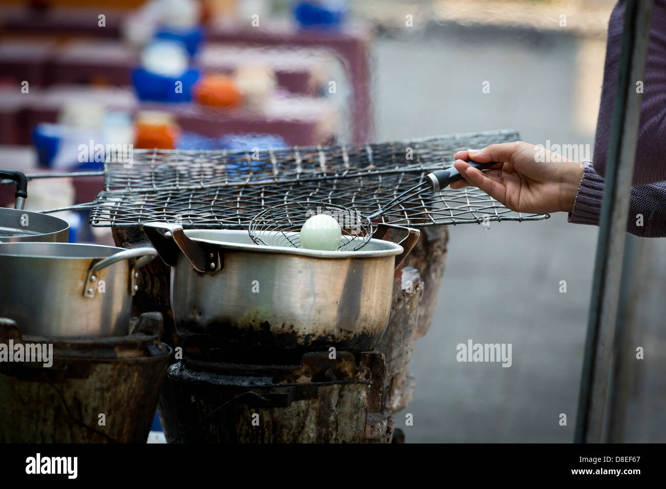 Asia Asia ebollizione cambogiano uova uovo forno pot mani la vita quotidiana street Foto Stock