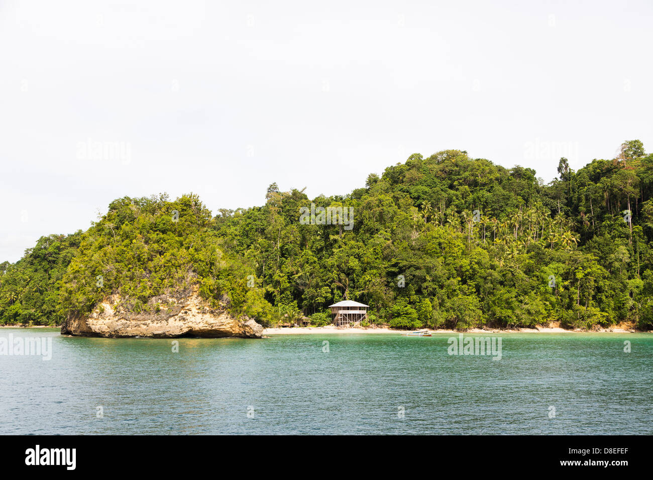 Una spiaggia isolata nell'isola Togians nell isola di Sulawesi, Indonesia Foto Stock