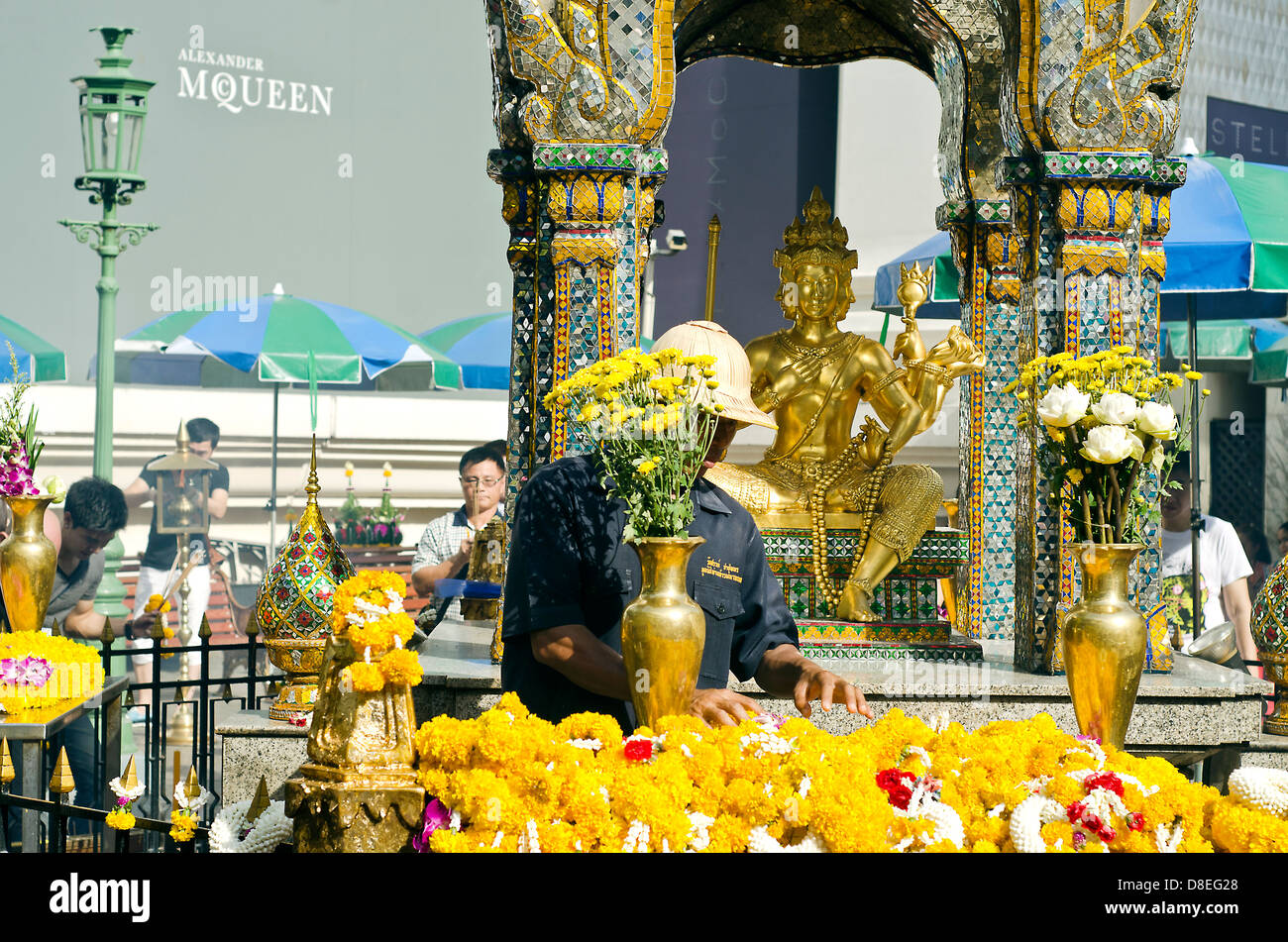 Statua di Phra Phrom, la rappresentazione tailandese degli indù la creazione dio Brahma, Santuario di Erawan,Bangkok Foto Stock