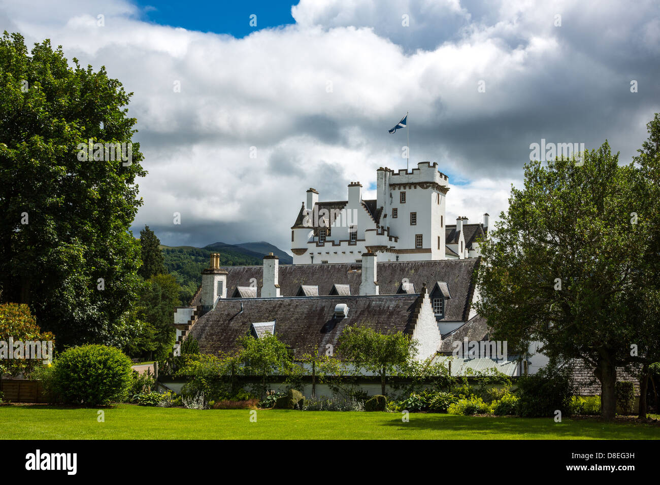 Gran Bretagna, Scozia, Perthshire, Blair Atholl, il castello di Blair, casa del duca di Athool, visto dal giardino. Foto Stock