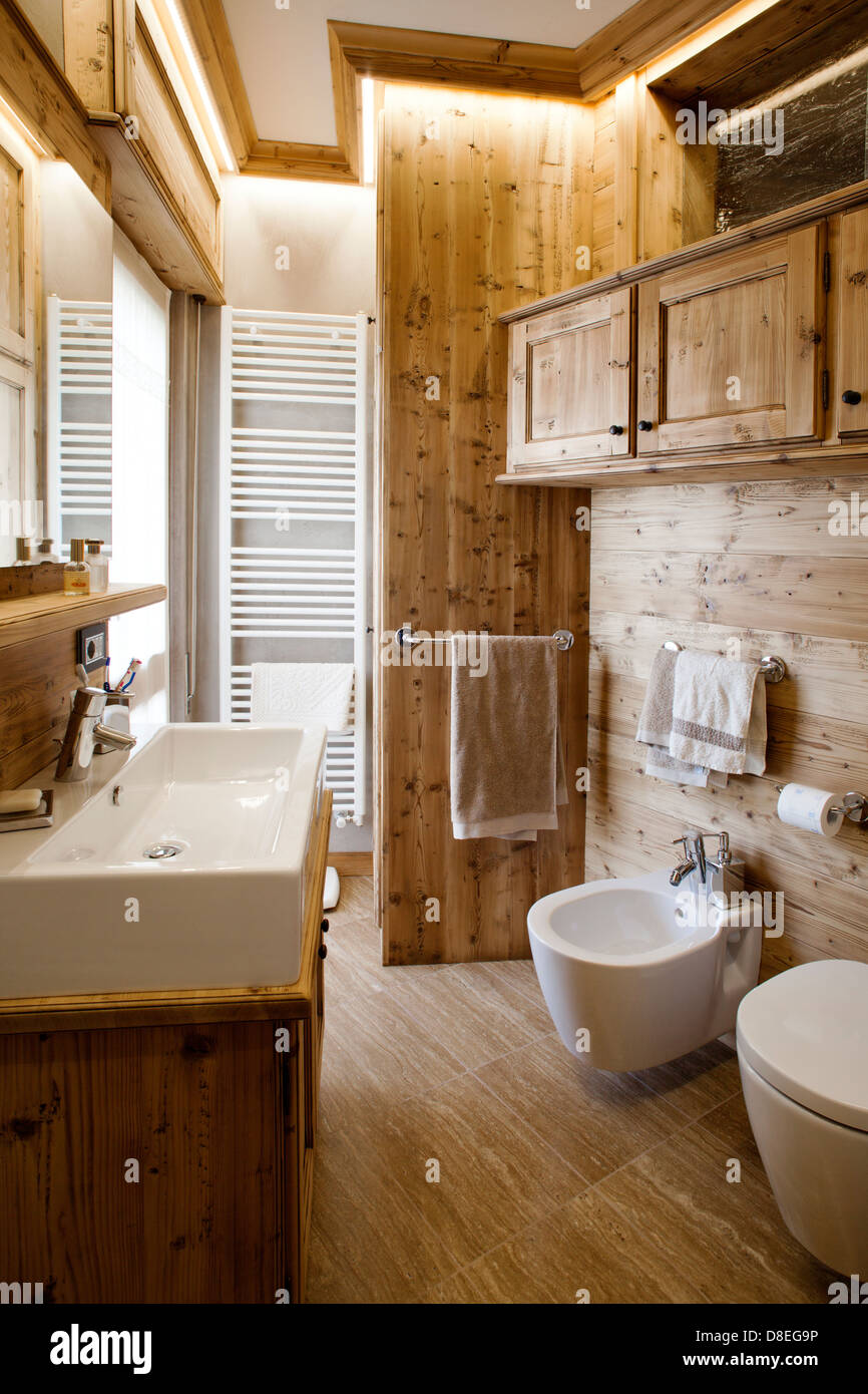 Moderno bagno minuscolo in chalet di montagna Foto stock - Alamy