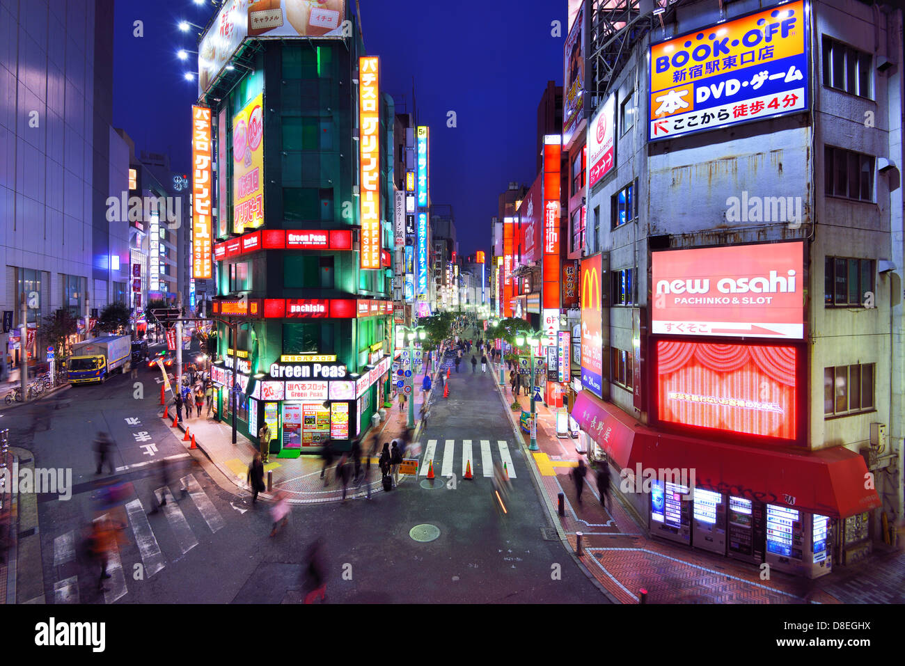 TOKYO - Dicembre 17: la vita notturna a Shinjuku Dicembre 17, 2012 a Tokyo, JP. La zona è una famosa vita notturna e il quartiere a luci rosse. Foto Stock