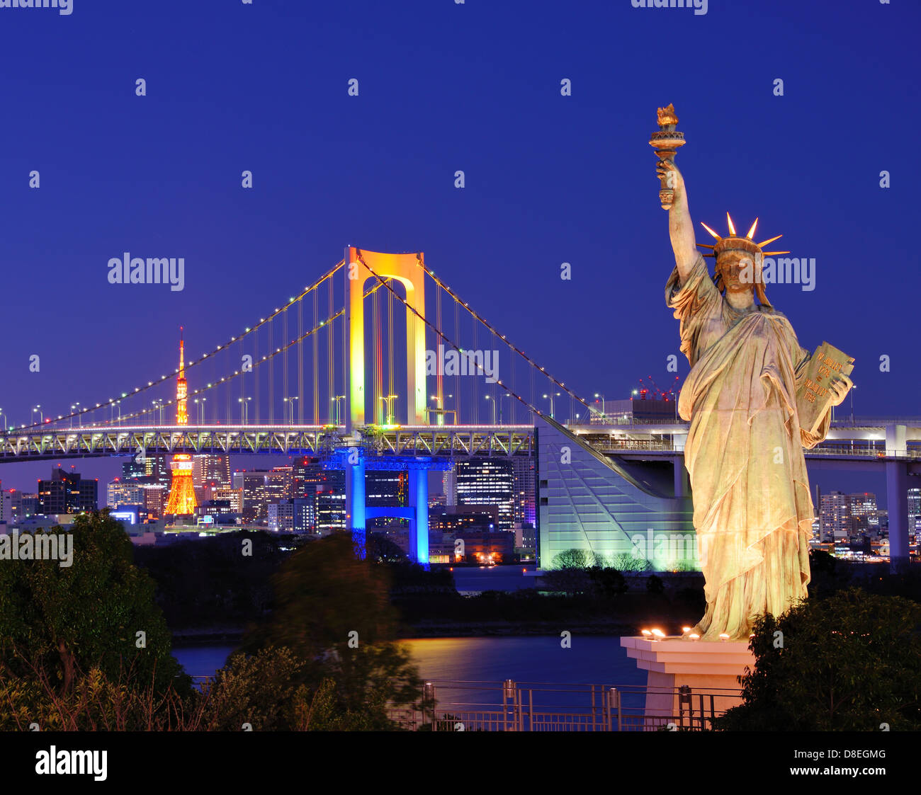 Statua della Libertà, il Rainbow Bridge e la Torre di Tokyo come si vede da Odaiba in Tokyo, Giappone. Foto Stock