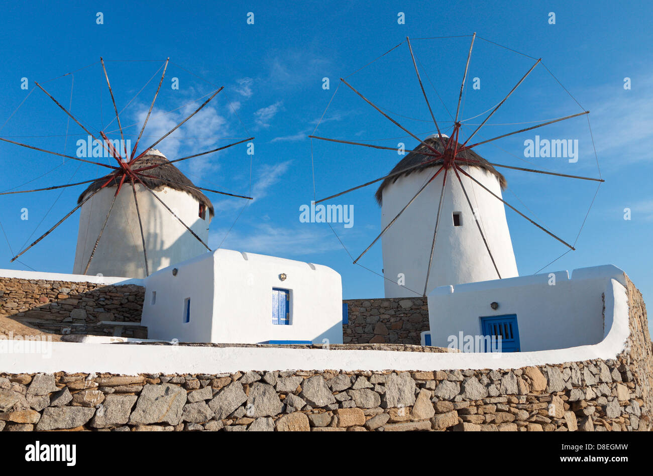 I vecchi mulini a vento tradizionali dell'isola di Mykonos in Grecia Foto Stock