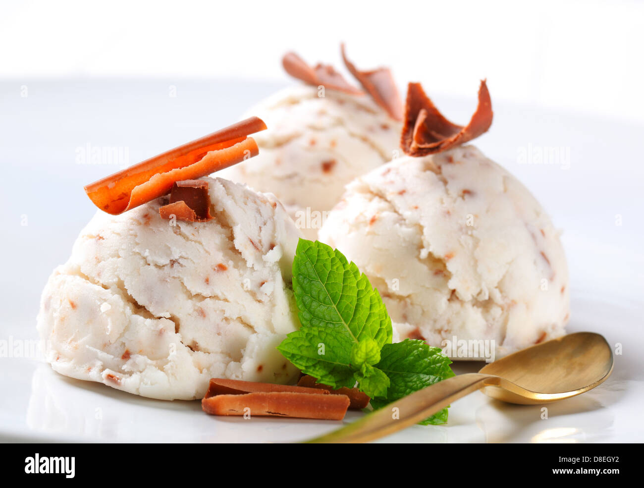 Palline di stracciatella gelato guarnita con scaglie di cioccolato Foto Stock