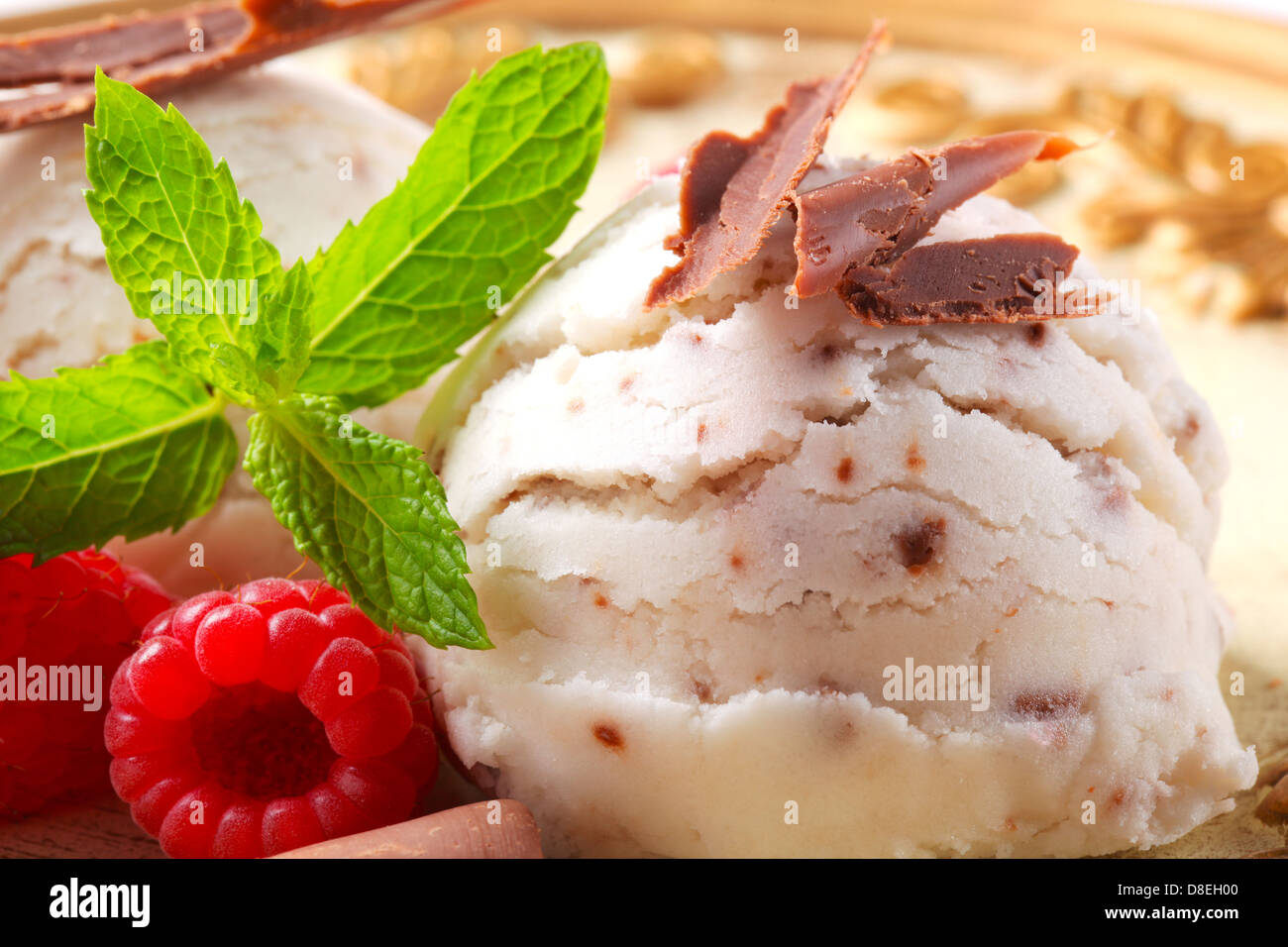 Palline di stracciatella gelato guarnita con scaglie di cioccolato Foto Stock