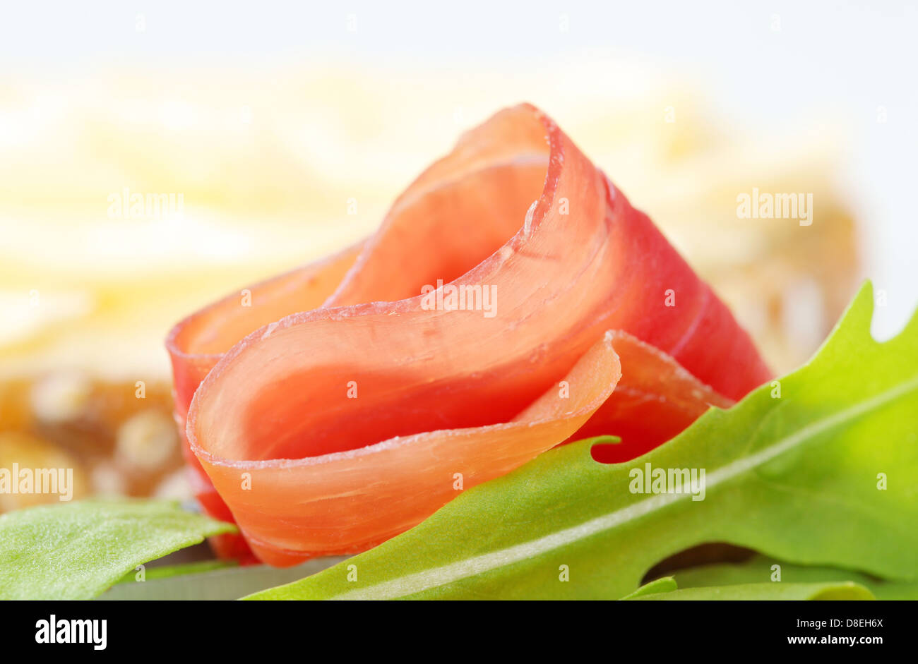 Fetta sottile di salatura a secco di prosciutto affumicato Foto Stock