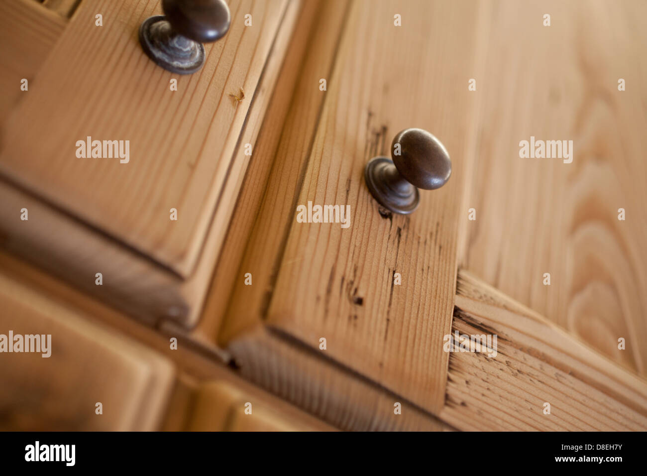 Primo piano di un armadio fatti a mano in legno di pino Foto Stock