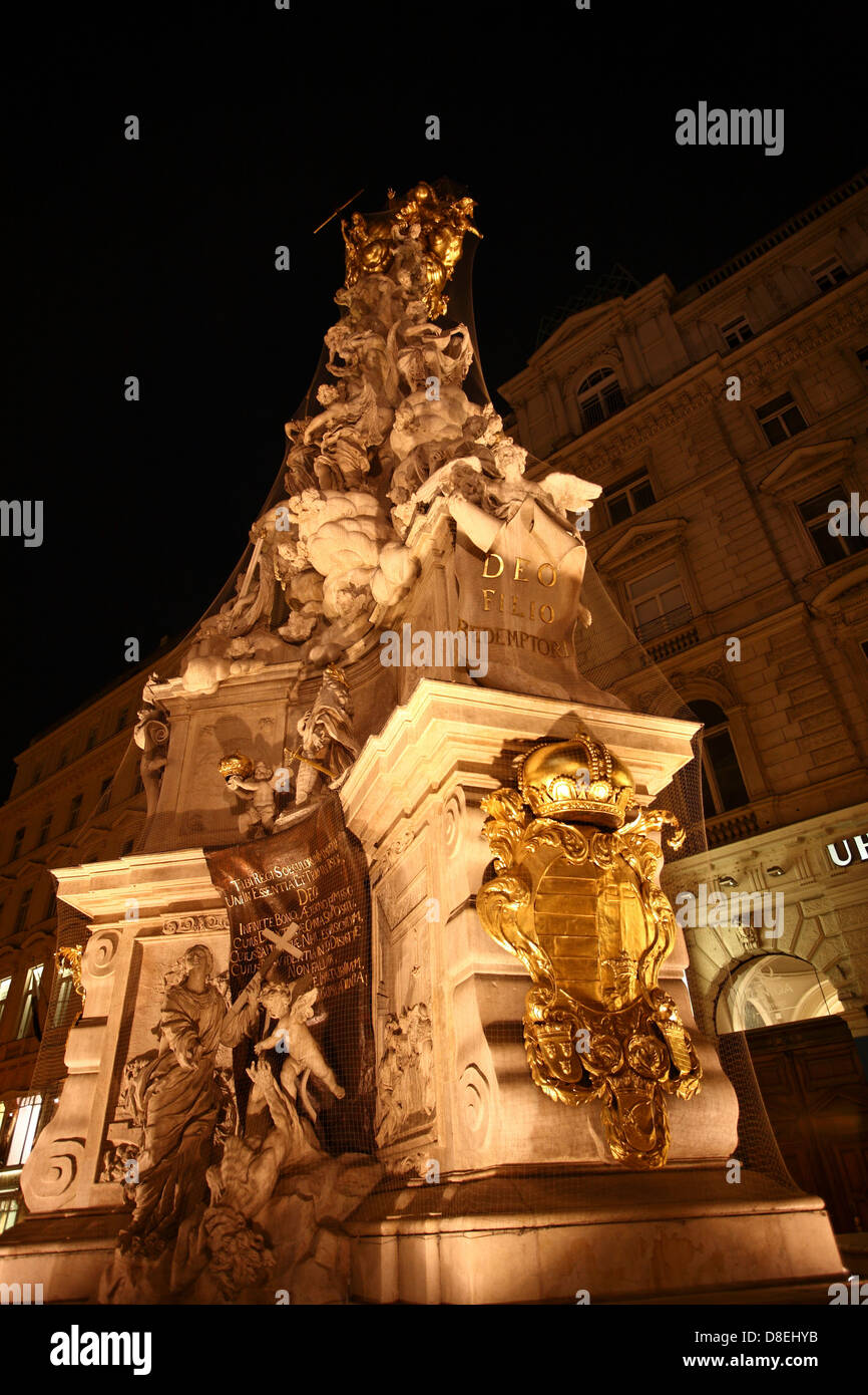 Dreifaltigkeitssaeule Colonna della Santa Trinità di notte Vienna, Austria Inferiore, Austria, Europa Foto Stock