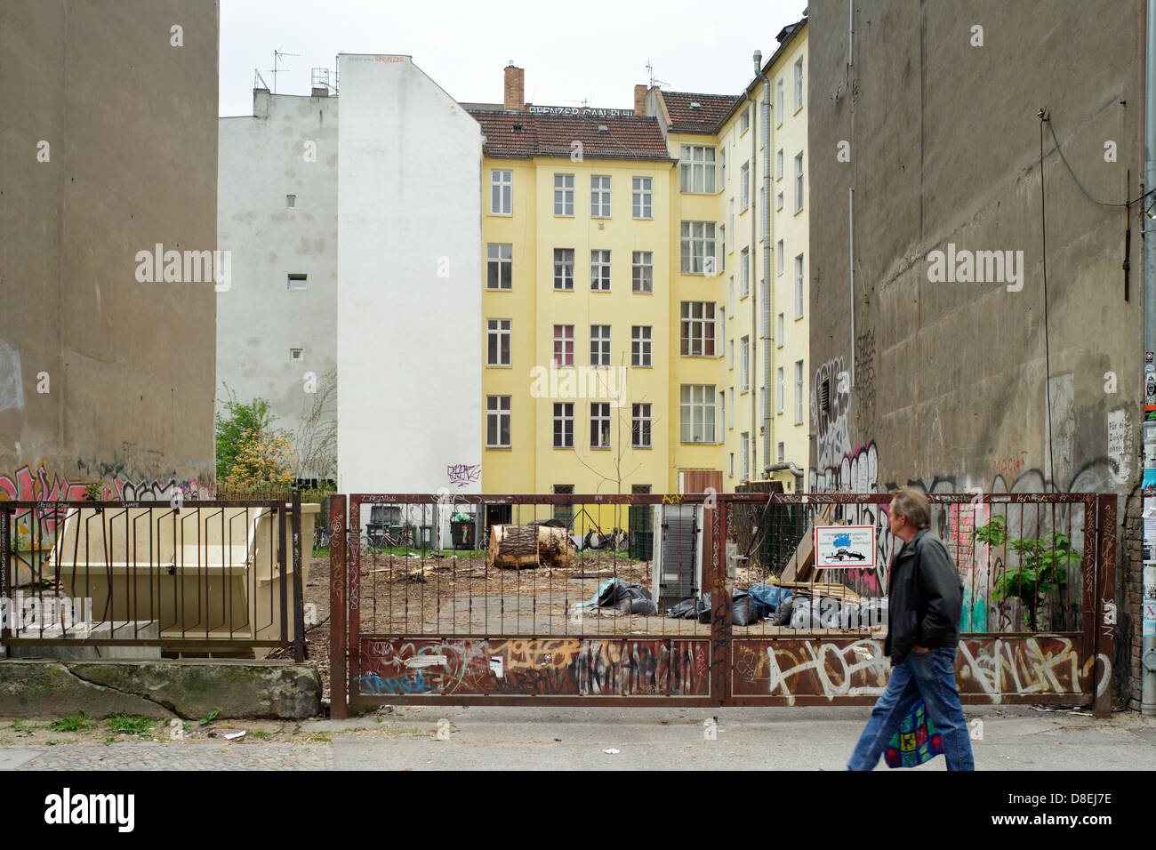 Berlino, Germania, edifici ristrutturati e terreno edificabile in strada Boxhagen Foto Stock