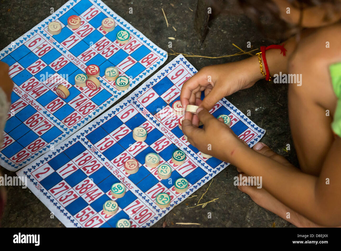 Riproduzione di un gioco di bordo sulla strada in Phnom Penh Cambogia Foto Stock