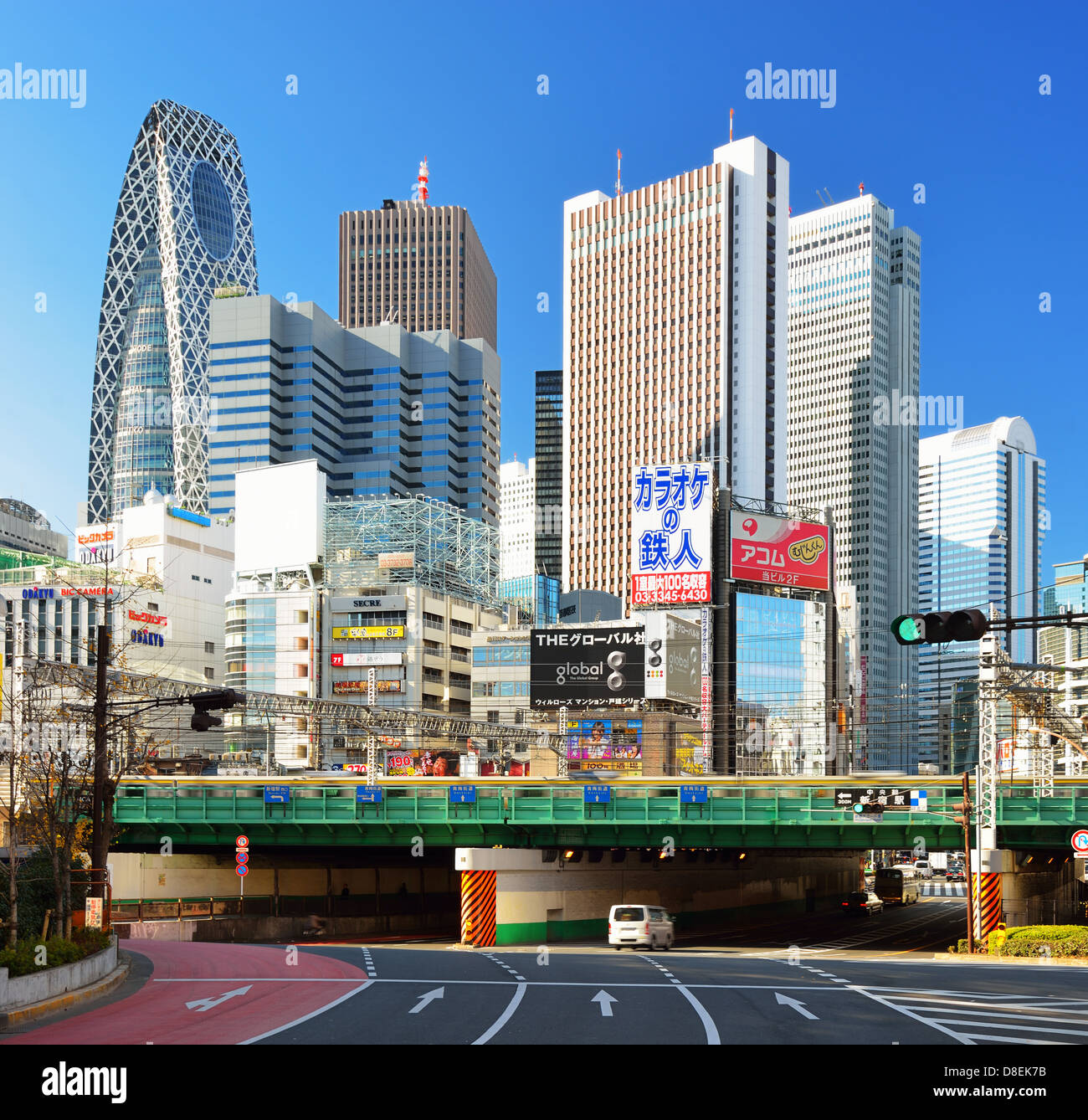 Elevato aumento edifici per uffici nel quartiere di Shinjuku di Tokyo. Foto Stock