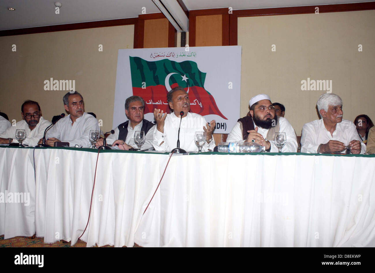 Il neo eletto Tehreek-e-Insaf membro dell assemblea nazionale, Arif Alvi indirizzi ai partecipanti durante tutte le parti Conferenza che ha chiamato contro manovre detenute in hotel locale di Karachi lunedì 27 maggio, 2013. Foto Stock
