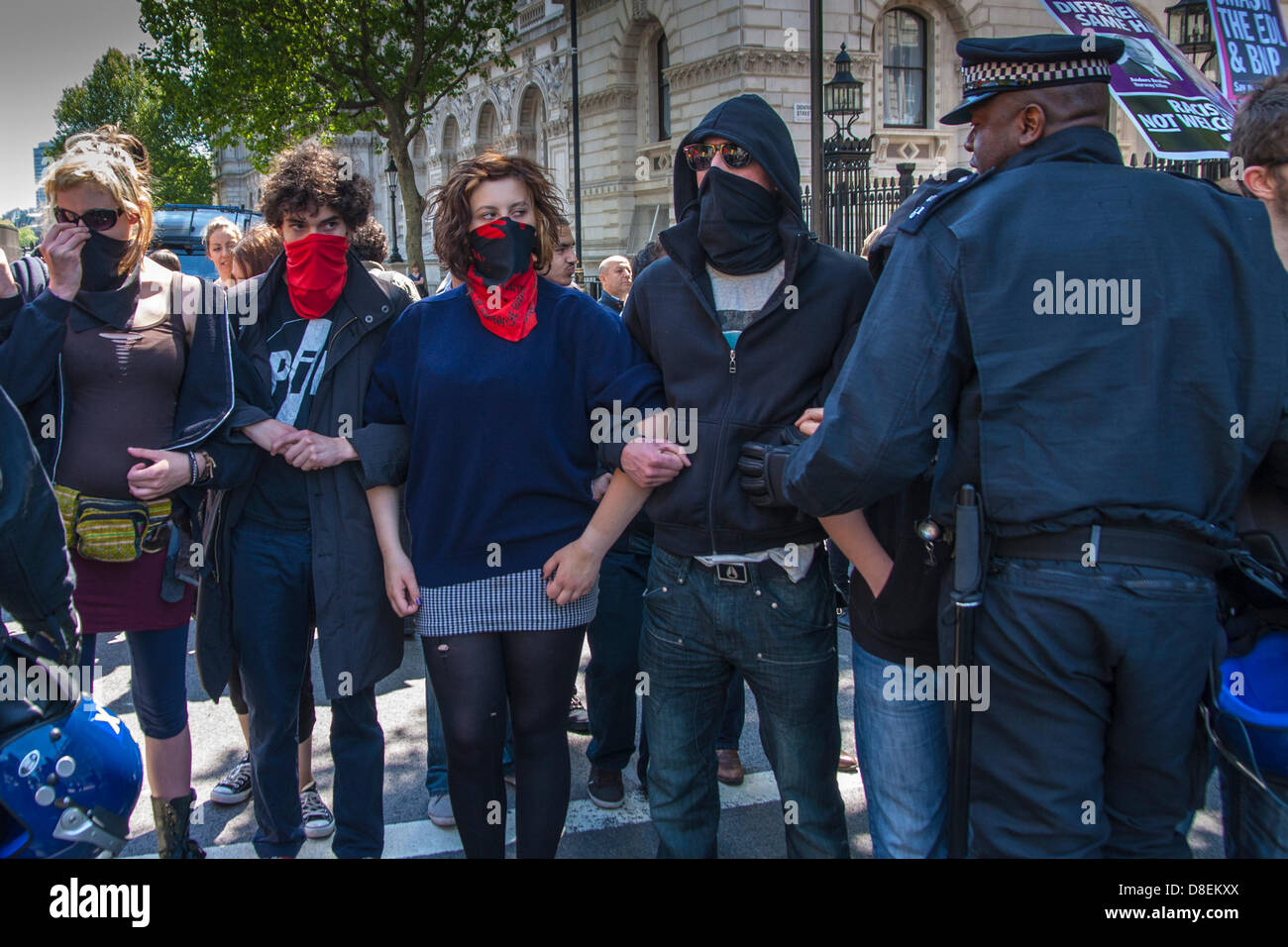 Anti-fascisti, braccia legate, tenta di resistere a forze di polizia eforts per spostarli lontano dall'area riservata per la difesa inglese League. Credito: Paolo Davey/AlamyLive News Foto Stock