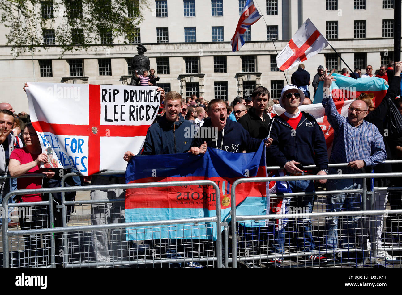 Londra, Regno Unito. 27 Maggio, 2013. L'EDL hanno marciato a Downing street sotto la stretta supervisione di polizia mentre il UAF sono state tenendo un contatore protesta. Credito: Lydia Pagoni/Alamy Live News Foto Stock