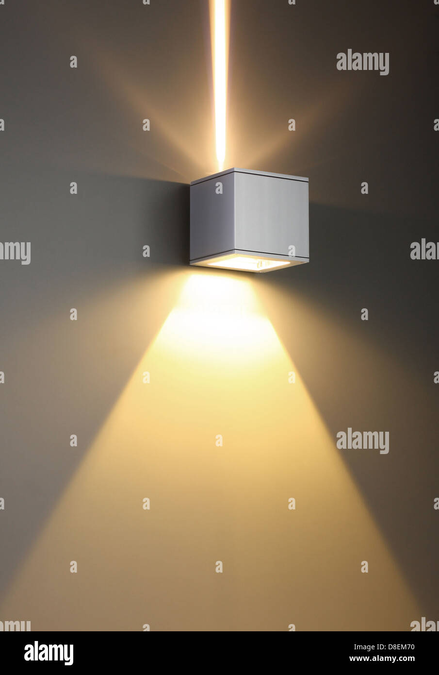 Colore di sfondo con lampadina di illuminazione e uno spazio vuoto per il testo o un oggetto Foto Stock