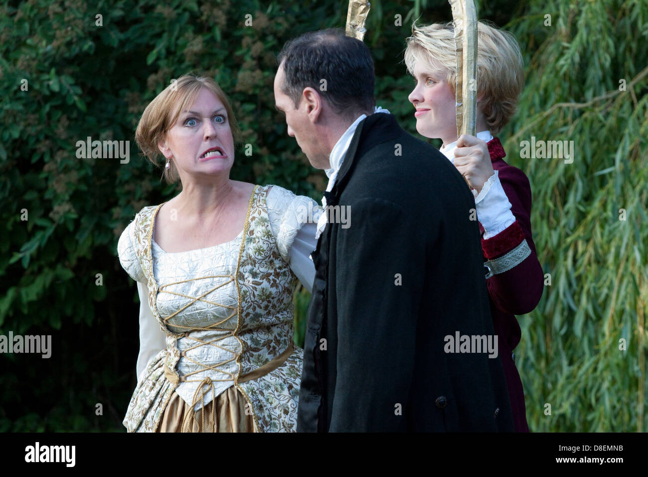 Teatro Amatoriale teatro in un giardino di Suffolk e un'attrice esprime rabbia Foto Stock