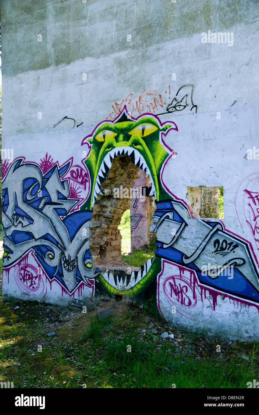 I graffiti sulla parete della casa abbandonati, St Marys ben baia vicino a Barry, Vale of Glamorgan, Galles del Sud. Foto Stock