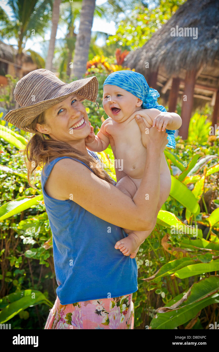 Donna sorridente holding baby Foto Stock