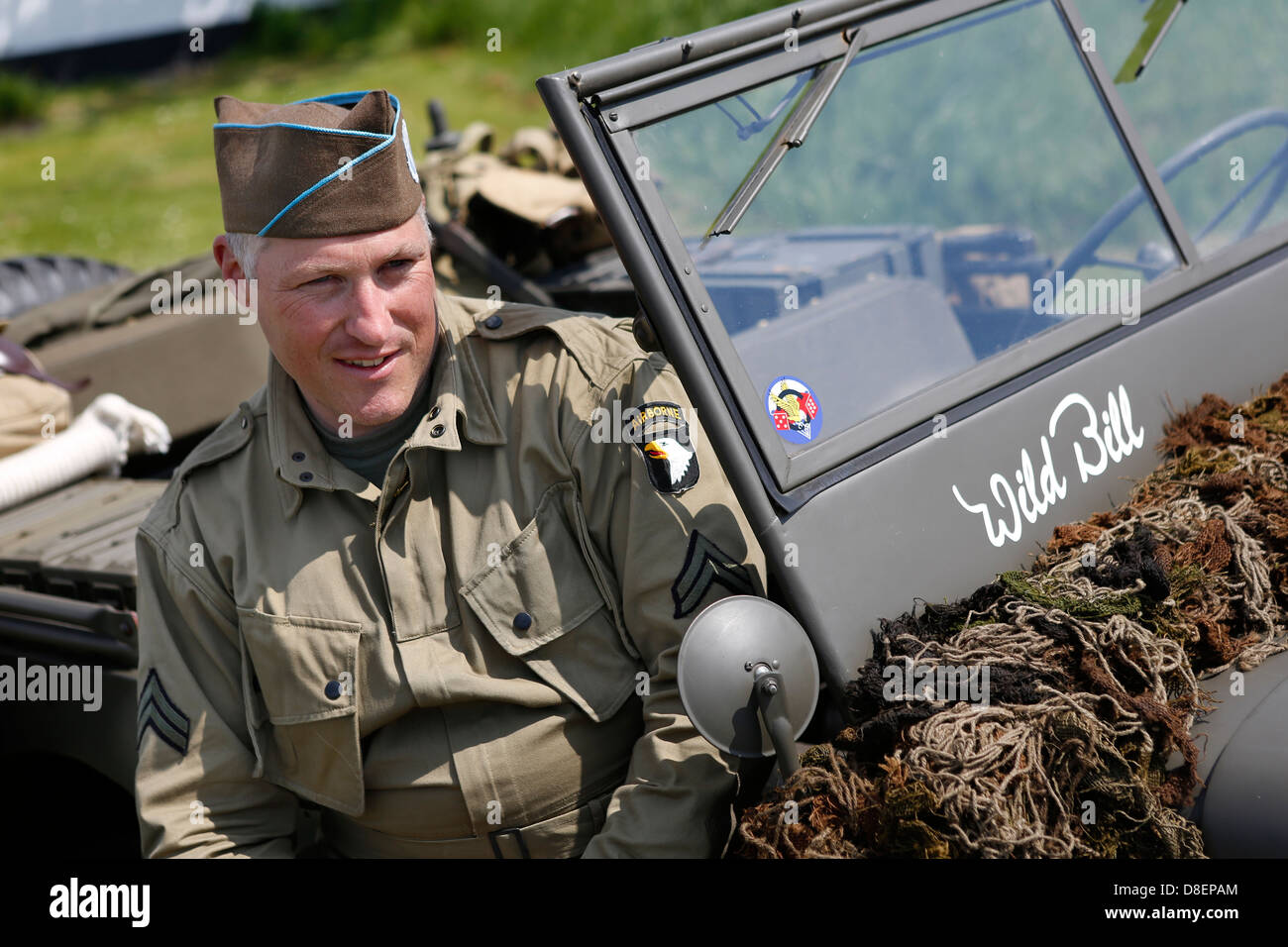 Guerra Mondiale 2 Army US Airborne Division officer sat su Jeep Foto Stock
