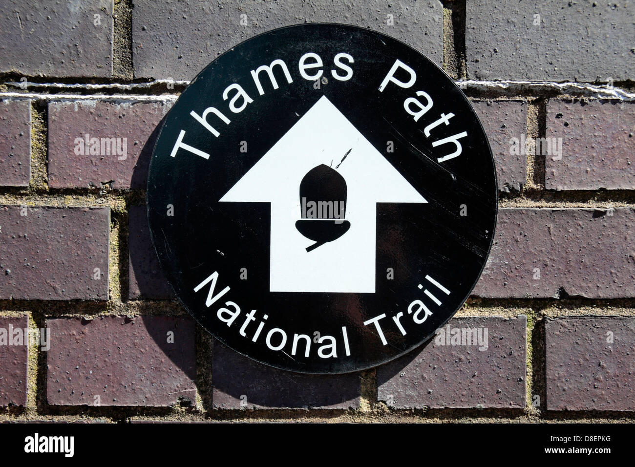 A Thames Path National Trail segno su un muro di mattoni in Londra, Regno Unito. Foto Stock