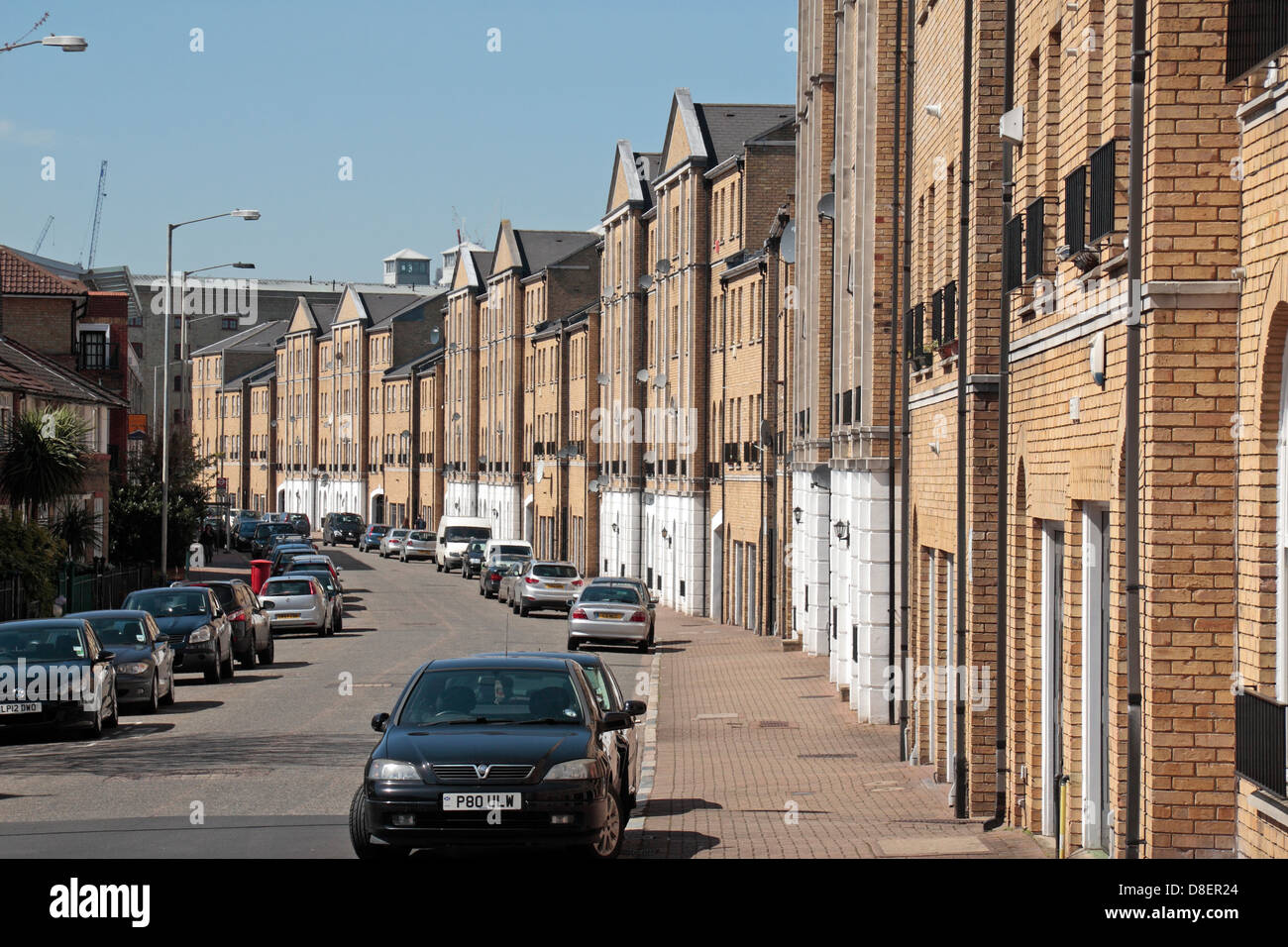 Vista ovest lungo Rotherhithe Street che mostra le linee di magazzini convertito in appartamenti, Rotherhithe, London, SE16, UK. Foto Stock