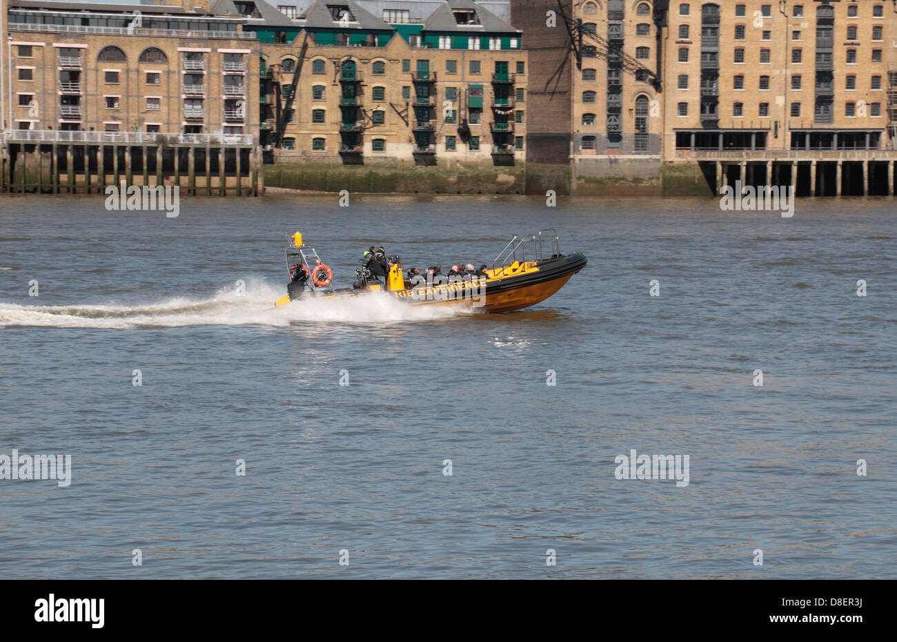Un veloce movimento "Thames costola esperienza' nervati tour in barca sul fiume Tamigi, Londra, Regno Unito. Foto Stock
