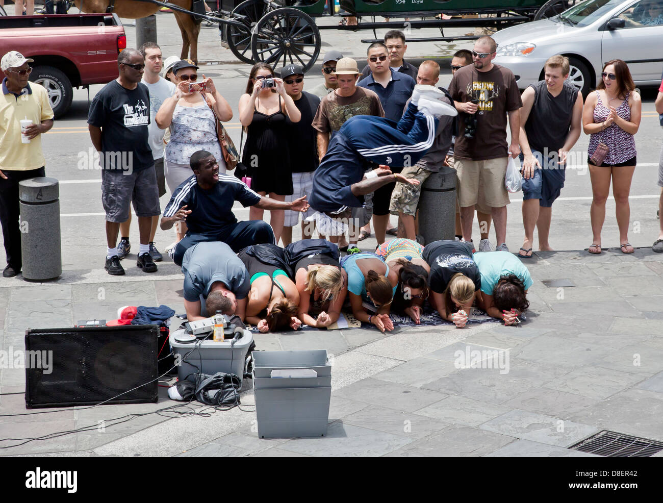 Close up street performer saltando su persone Foto Stock