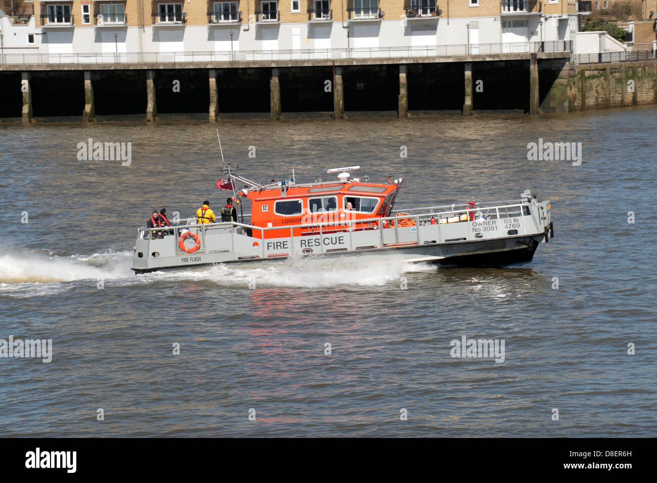 Un veloce movimento di Londra Vigili del fuoco fuoco e la barca di salvataggio (reg n. 4769]) sul fiume Thames, London, Regno Unito. Foto Stock