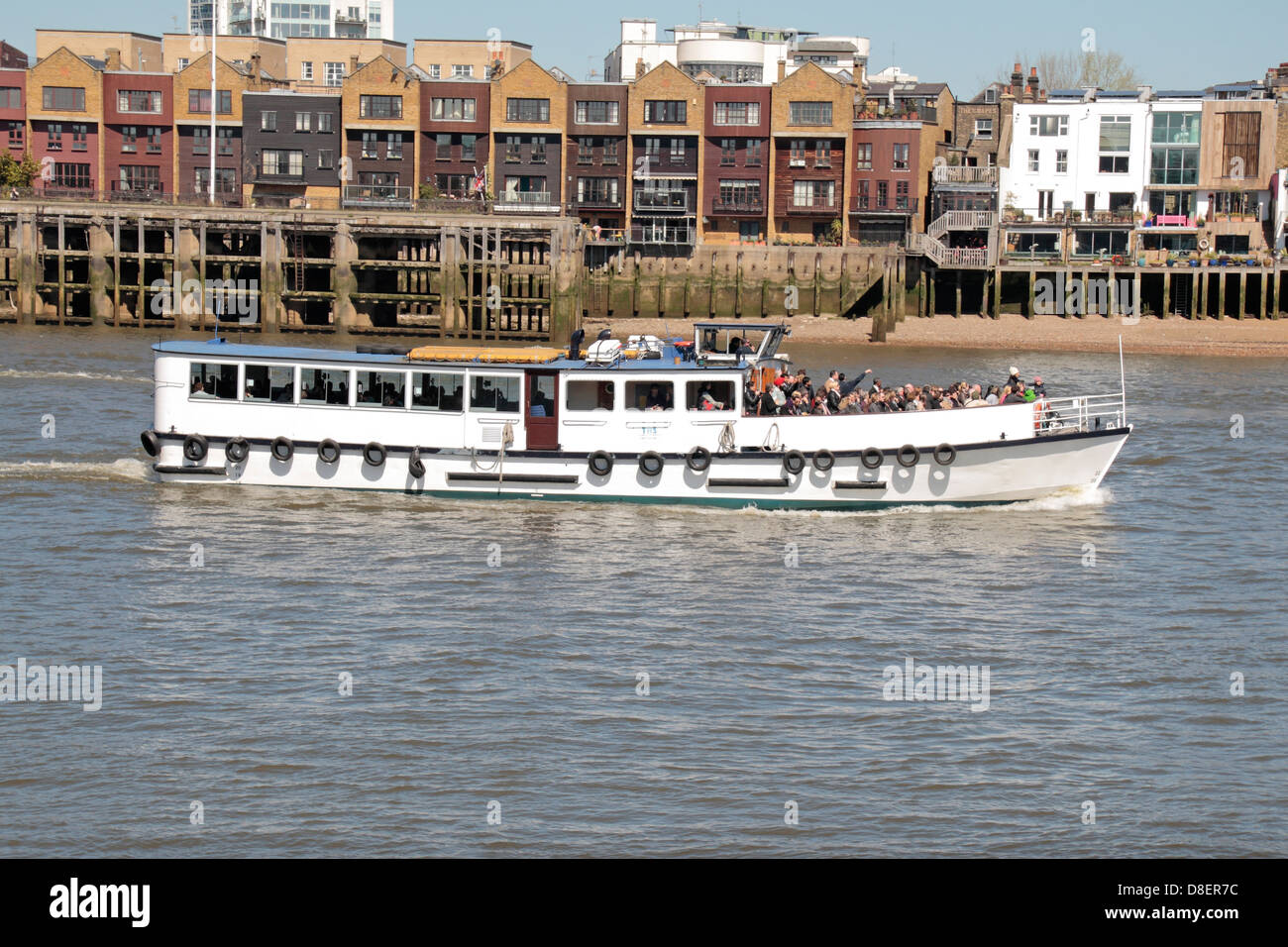 Il fiume Tamigi imbarcazione turistica (fiume Thames Servizi o TRS) navigando sul fiume Thames, London, Regno Unito. Foto Stock