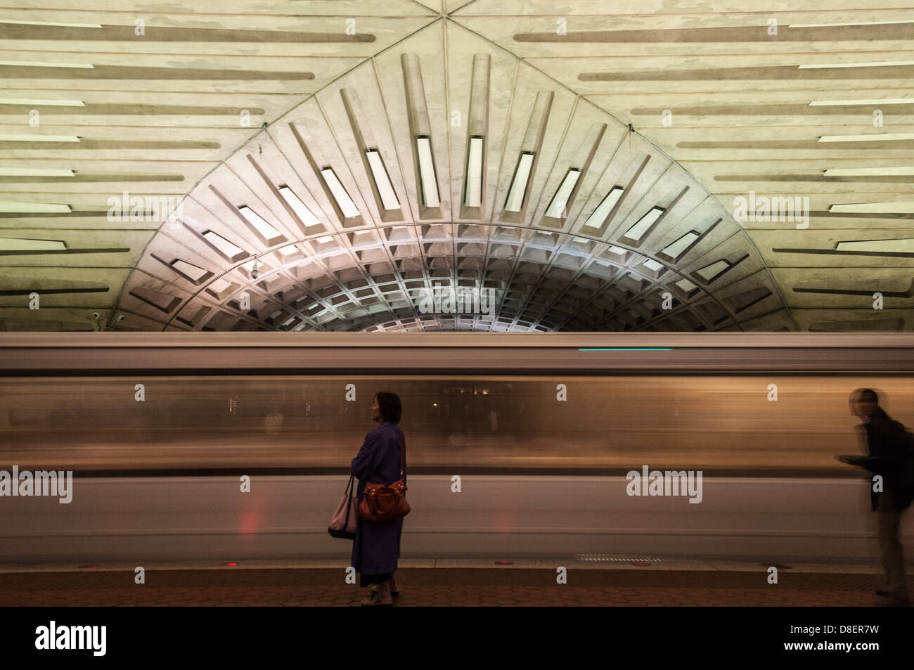 Treno in partenza sotto intersezione delle volte del soffitto, centro Metro Station, Washington Metropolitan Area Transit Authority, DC Foto Stock