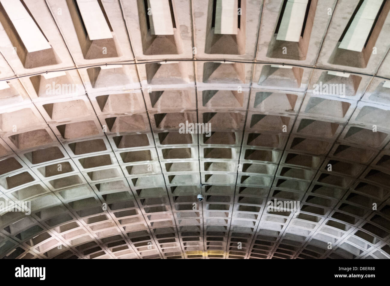 Treno in partenza sotto intersezione delle volte del soffitto, centro Metro Station, Washington Metropolitan Area Transit Authority, DC Foto Stock