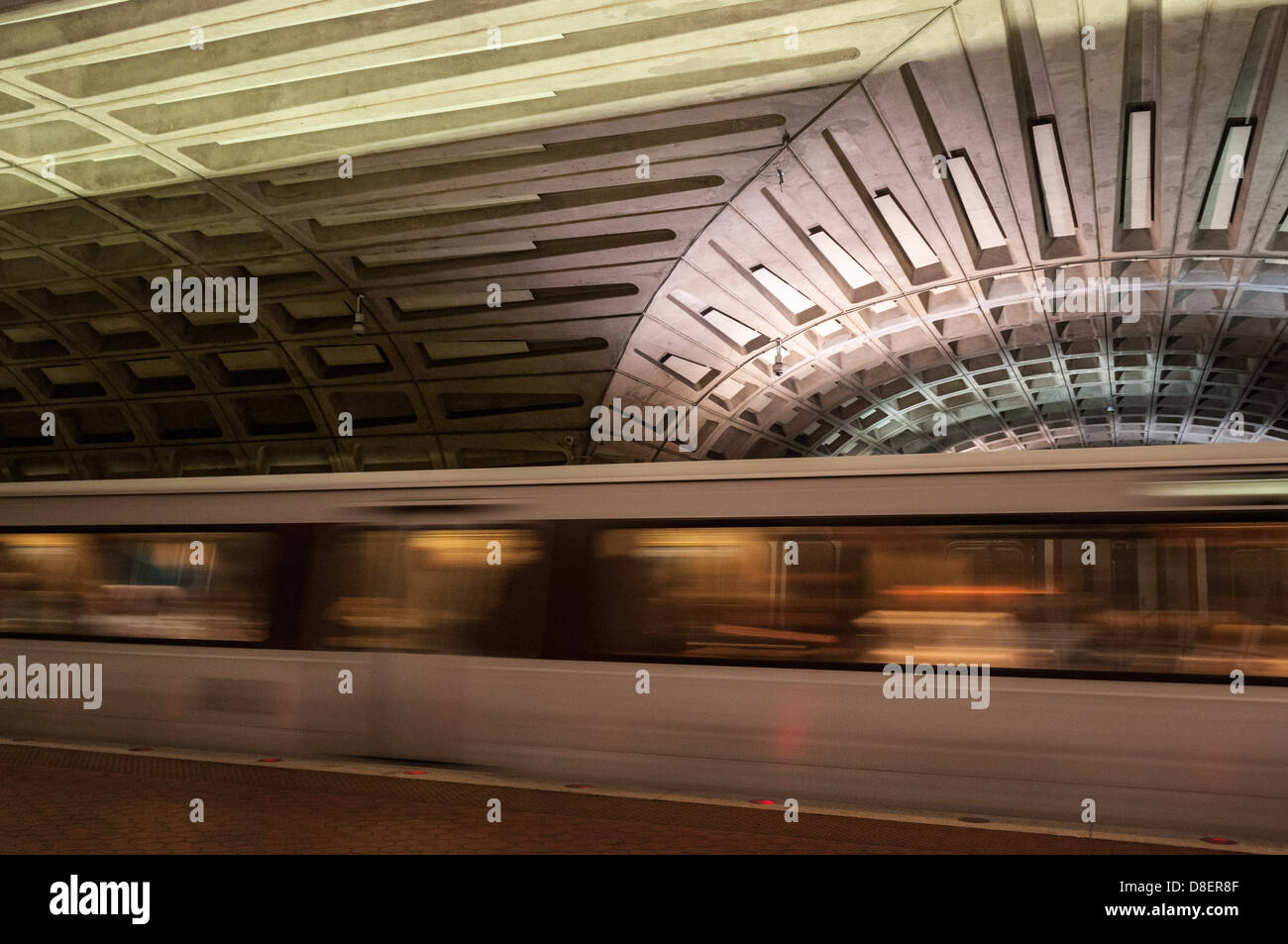 Treno in partenza sotto intersezione delle volte del soffitto, centro Metro Station, Washington Metropolitan Area Transit Authority, DC Foto Stock