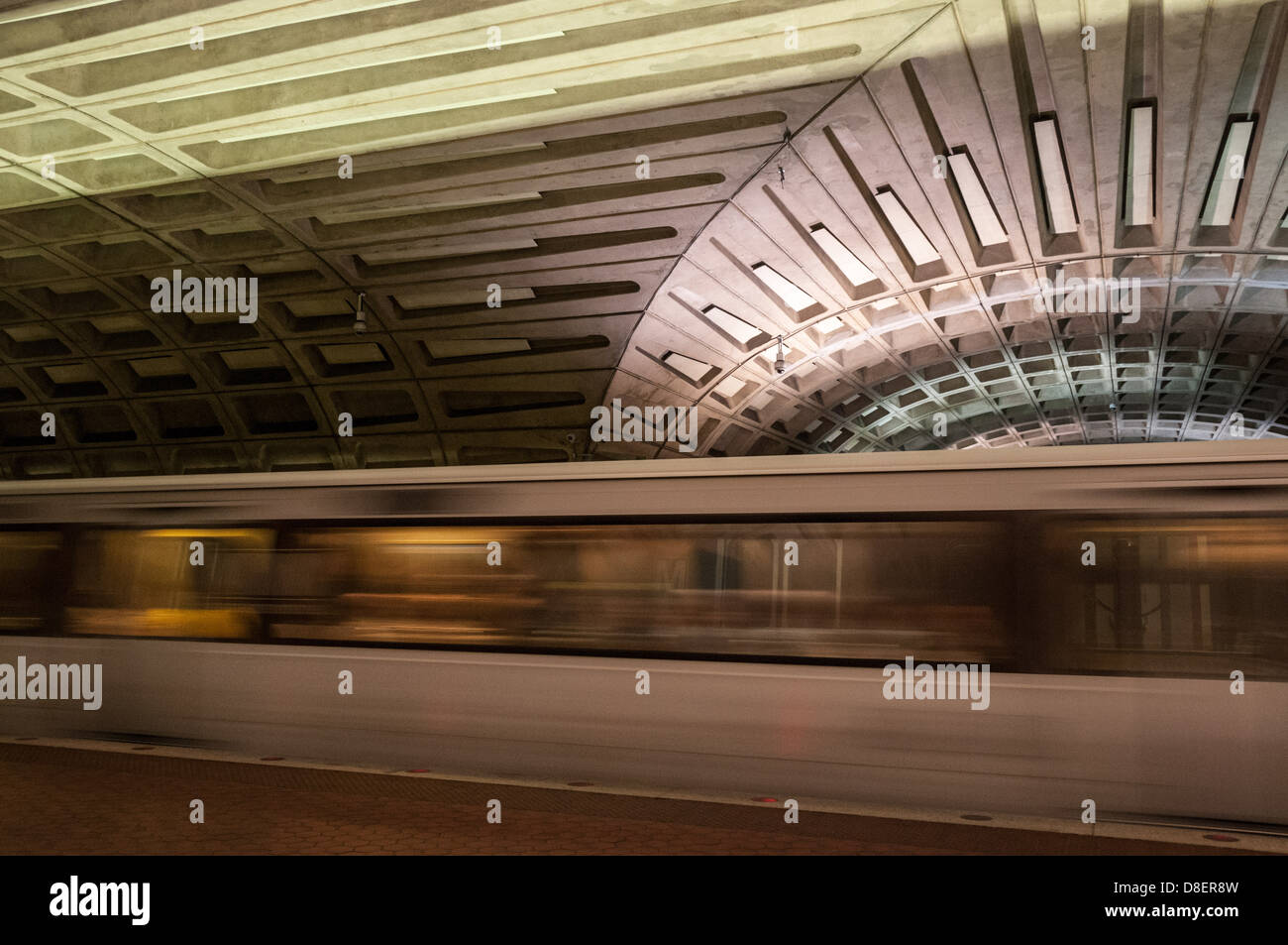 Treno in partenza sotto intersezione delle volte del soffitto, centro Metro Station, Washington Metropolitan Area Transit Authority, DC Foto Stock