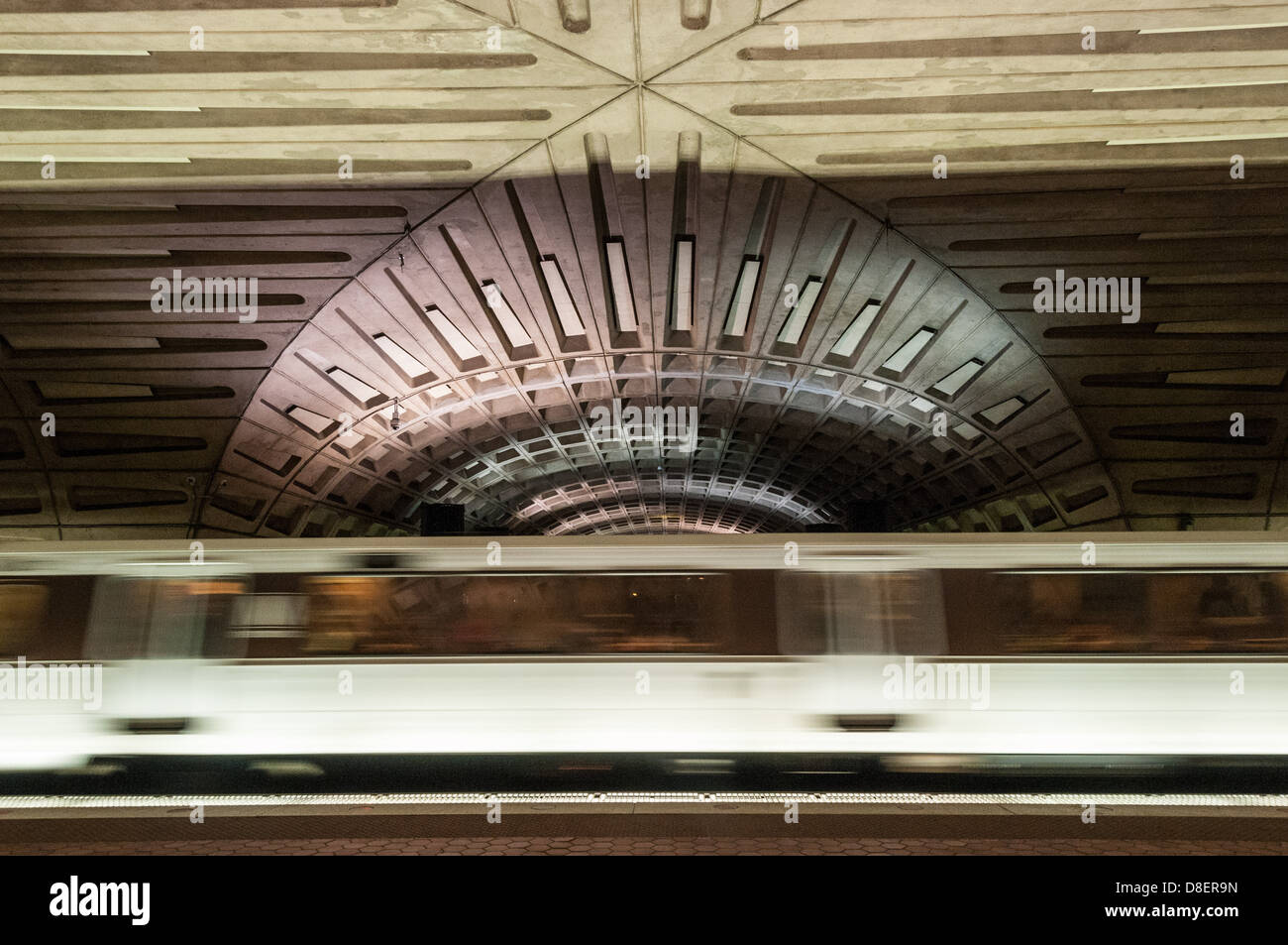 Treno in partenza sotto intersezione delle volte del soffitto, centro Metro Station, Washington Metropolitan Area Transit Authority, DC Foto Stock