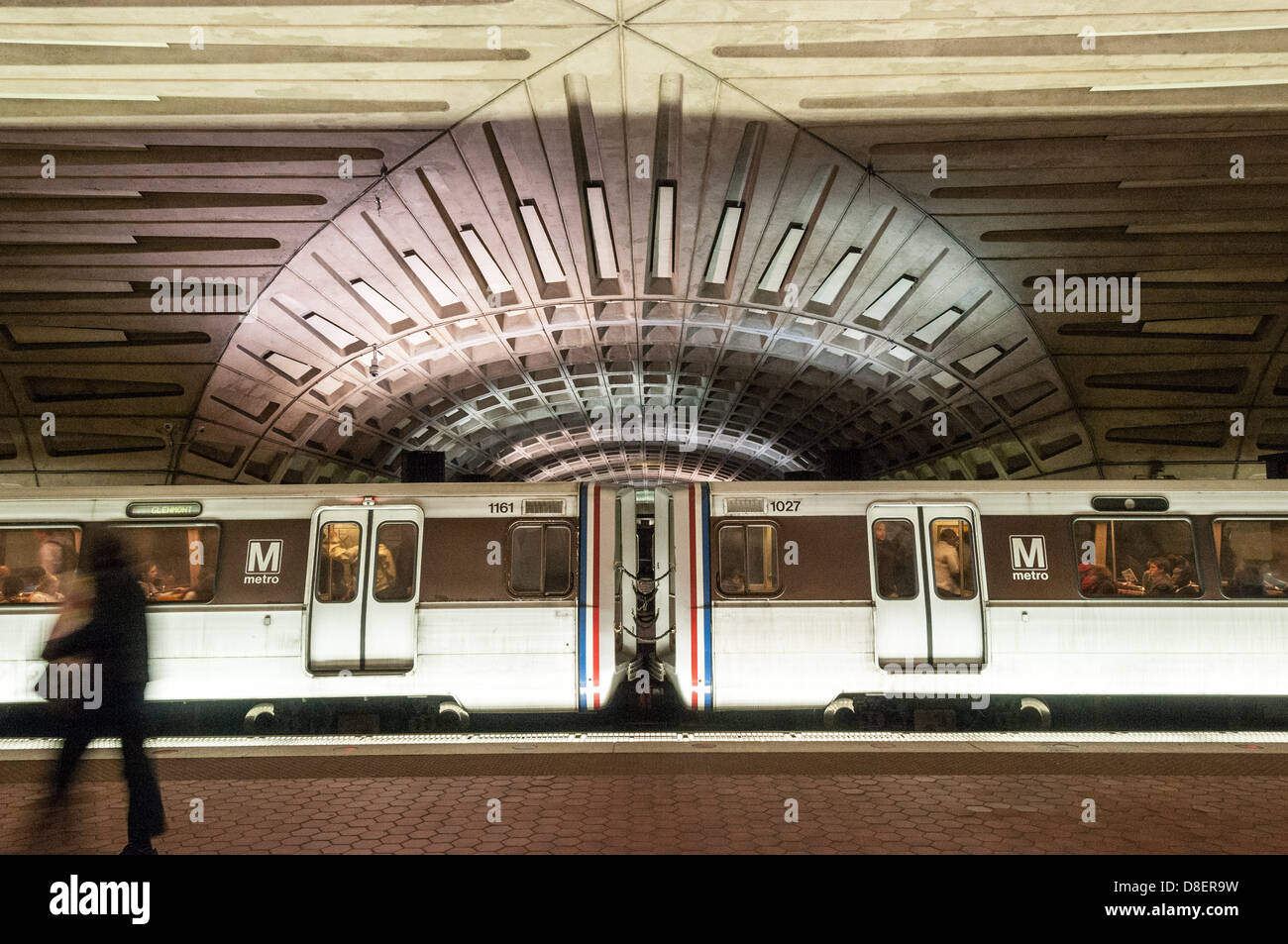 Treno in partenza sotto intersezione delle volte del soffitto, centro Metro Station, Washington Metropolitan Area Transit Authority, DC Foto Stock