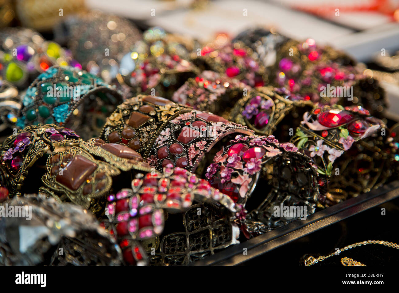Close up di braccialetti venduti a New Orleans Mercato, Louisiana USA Foto Stock