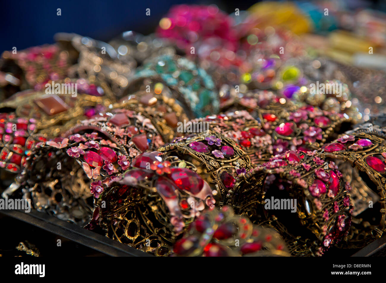 Close up di braccialetti venduti a New Orleans Mercato, Louisiana USA Foto Stock