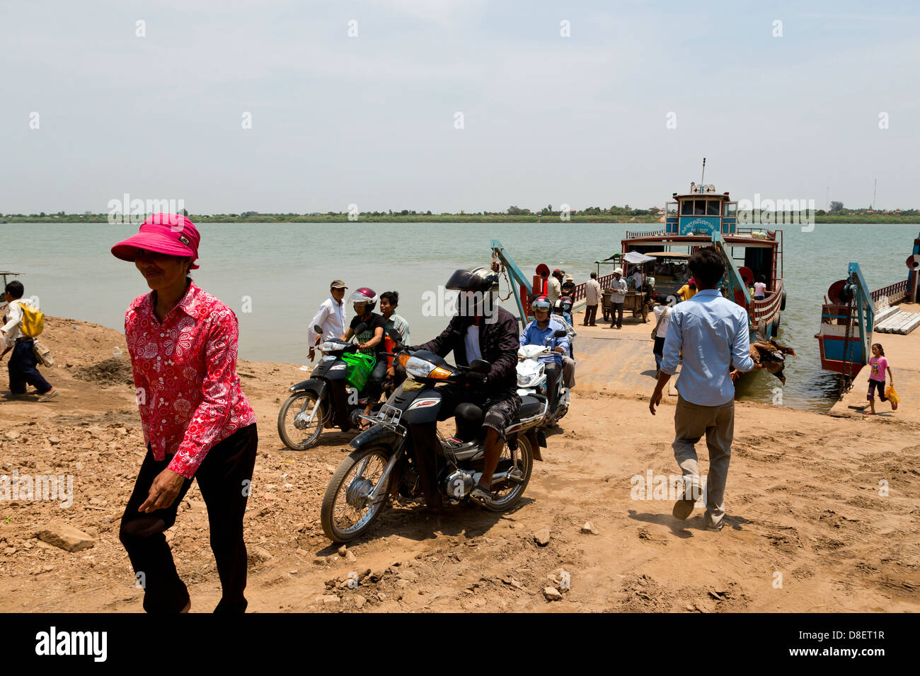 Lo sbarco dei passeggeri di un traghetto sul Fiume Mekong presso la famosa isola di seta (Koh Dach) in Phnom Penh Cambogia Foto Stock