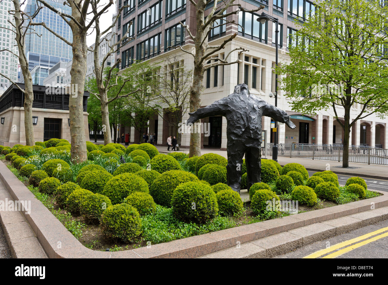 La scultura "a braccia aperte" da Giles Penny, Canary Wharf, London, England, Regno Unito. Foto Stock