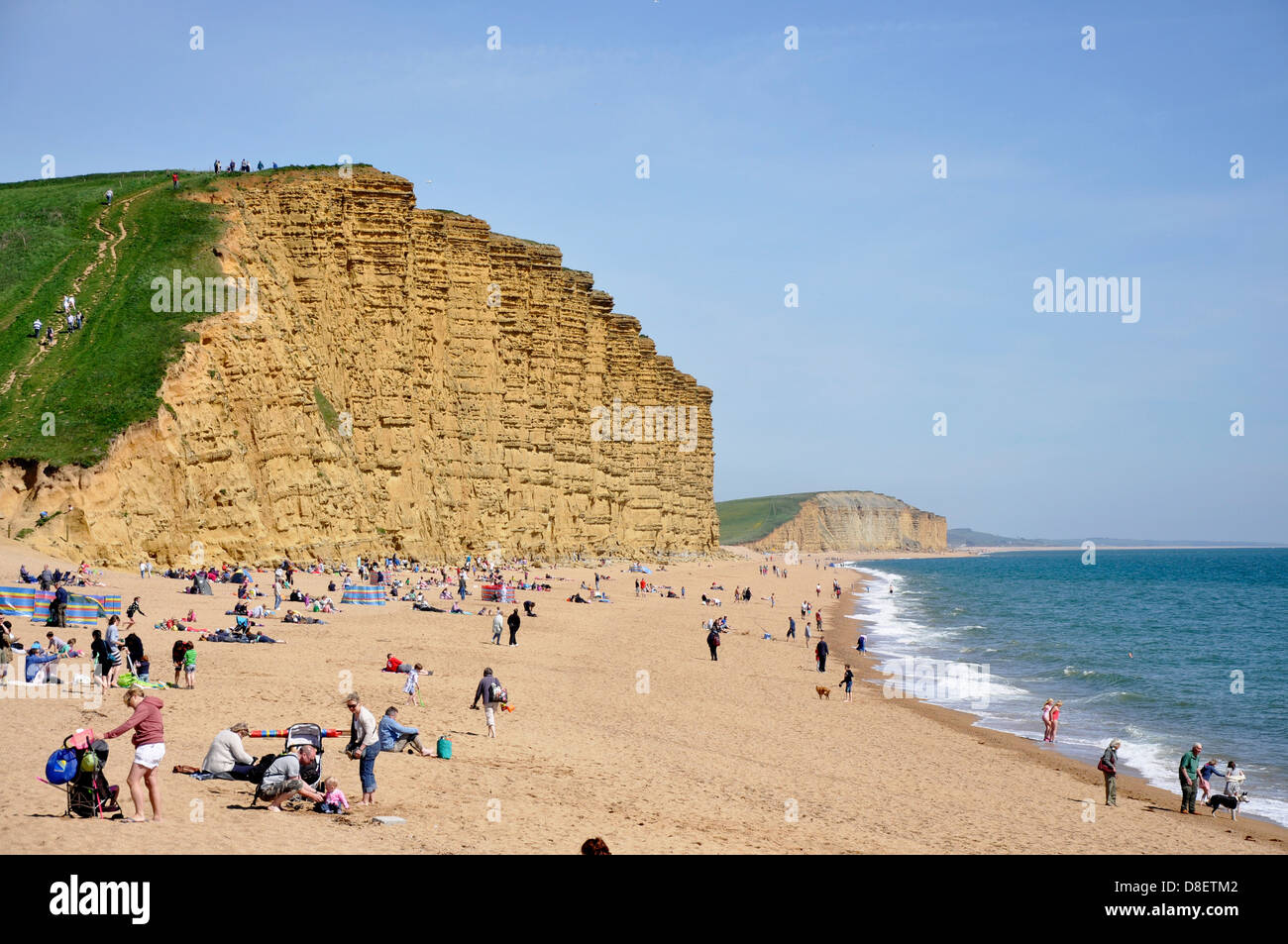 Pomeriggio su West Bay Beach Dorset England Regno Unito Regno Unito Regno Unito Europa Foto Stock