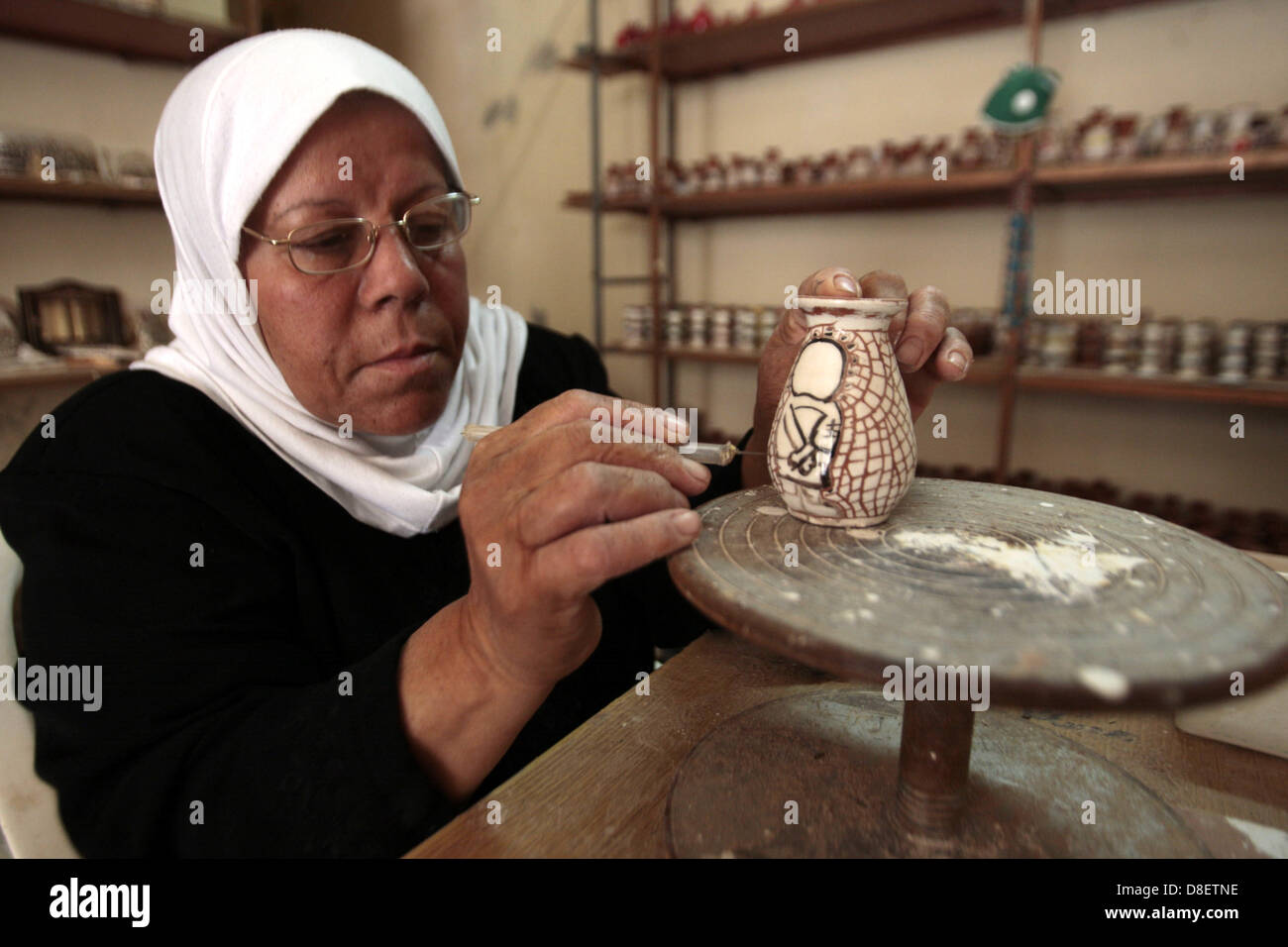 27 maggio 2013 - Nablus, West Bank, Territorio palestinese - donna palestinese rende mobili di antiquariato di ceramiche e mosaici presso il villaggio di Sabastiya nella West Bank di Nablus city il 27 maggio 2013. La famiglia è l'unica ancora facendo questo lavoro nella città di Nablus, essi hanno un negozio e salone per mostrare e vendere i loro prodotti nei pressi di Sabastiya, che è una destinazione desiderata per i turisti (credito Immagine: © Nedal Eshtayah APA/images/ZUMAPRESS.com) Foto Stock