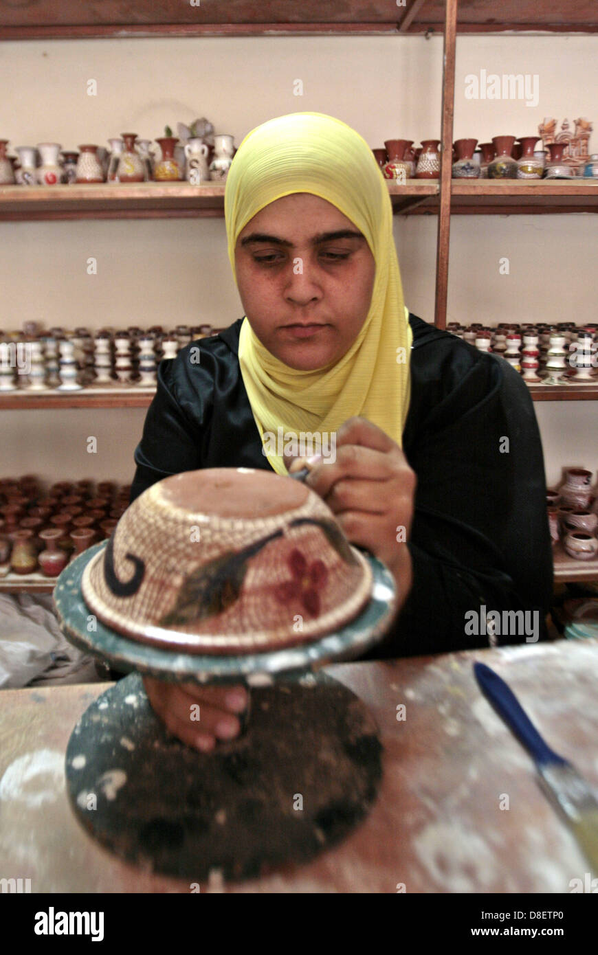 27 maggio 2013 - Nablus, West Bank, Territorio palestinese - donna palestinese rende mobili di antiquariato di ceramiche e mosaici presso il villaggio di Sabastiya nella West Bank di Nablus city il 27 maggio 2013. La famiglia è l'unica ancora facendo questo lavoro nella città di Nablus, essi hanno un negozio e salone per mostrare e vendere i loro prodotti nei pressi di Sabastiya, che è una destinazione desiderata per i turisti (credito Immagine: © Nedal Eshtayah APA/images/ZUMAPRESS.com) Foto Stock